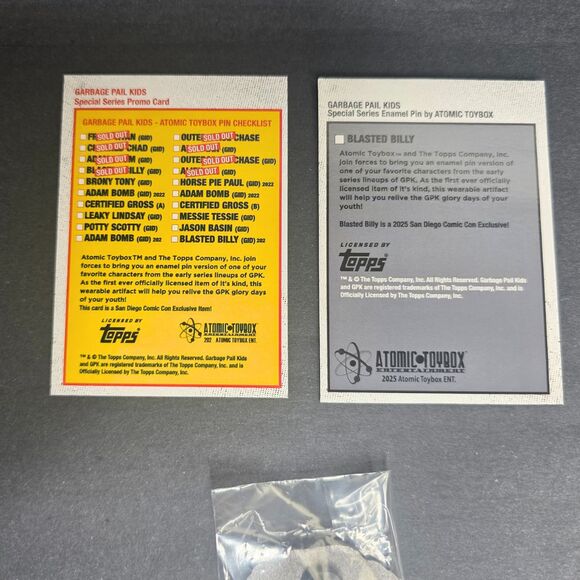 SDCC 2025 Comic Con Atomic ToyBox GPK Garbage Pail Kids B / W Pin & Card GITD - Picture 3 of 3